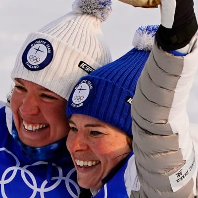 Kerttu Niskanen och Krista Pärmäkoski firar medaljer.