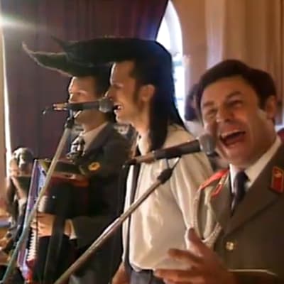 Leningrad Cowboys harjoittelee yhdessä Puna-armeijan kuoron kanssa (1993),