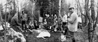 Svartvit bild på några av aktivisterna vid Koijärvi 21 april 1979, bilden från deras skogsläger.