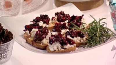 Julcrostini med ricotta och plommonsylt