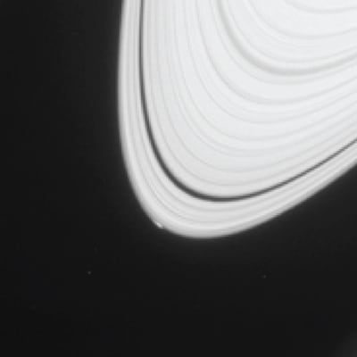 Cassini-luotaimen Saturnuksen renkaista ottamassa kuvassa saattaa renkaiden alaosassa näkyä Nasan tutkijoiden mukaan osa uuden Saturnuksen jäisen kuun syntyprosessista.