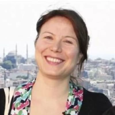 Turkisk domstol dömde den finländska journalisten Ayla Albayrak tll två års fängelsestraff. 