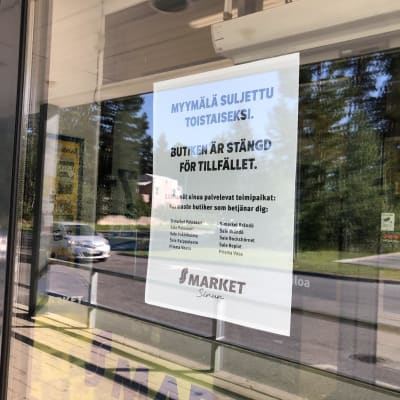Skylt på dörren till Gerby S-Market som förklarar att butiken är stängd och ger förslag på var man kan köpa mat istället.