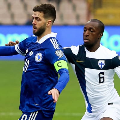 Bosniens Miralem Pjanic och Finlands Glen Kamara kämpar om bollen.