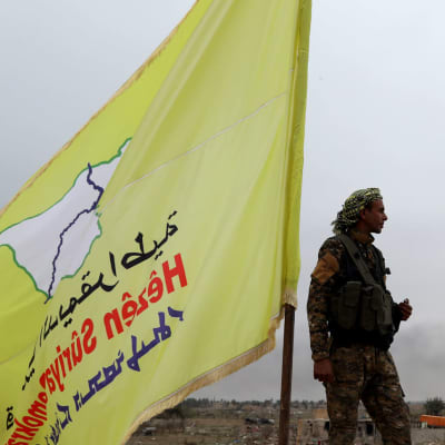 Den kurdisk-arabiska styrkan SDF har i månader förberett sig för en turkisk invasion bland annat med omfattande tunnelbyggen vid gränsen till Turkiet