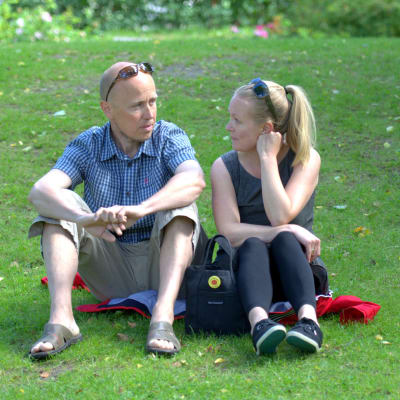 Simon Gripenberg och Christine Furu ordnar en picknick mot kärnkraft i Jakobstad.