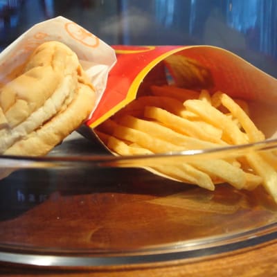 McDonald'sin hampurilainen ja ranskalaiset.
