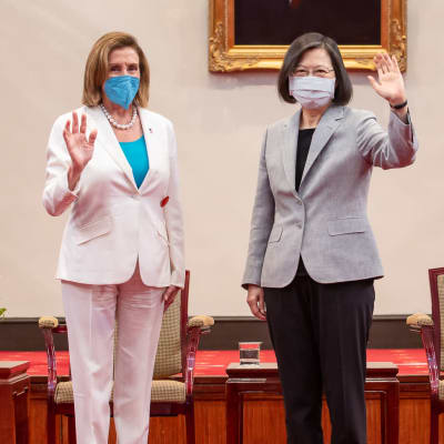 Nancy Pelosi och Tsai Ing-wen vinkar medan de står bredvid varandra.