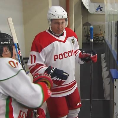 Venäjän presidentti Vladimir Putin ja Valko-Venäjän johtaja Aljaksandr Lukašenka pelasivat jääkiekkoa Pietarissa pidetyn tapaamisen jälkeen