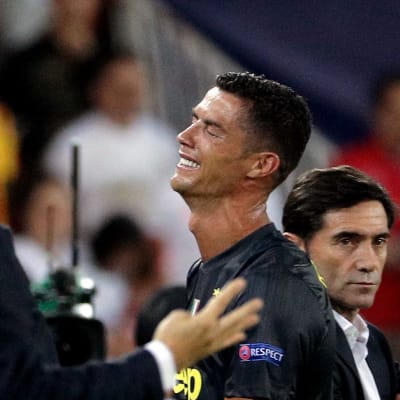 Cristiano Ronaldo lämnar planen efter sin utvisning.