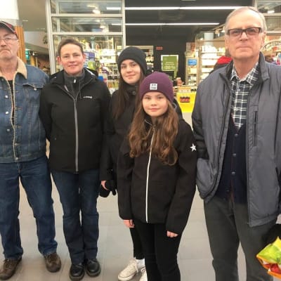 Familjen Berts-Jonsson firar en traditionell påsk. Här är de på en shoppingtur i Rewell center.