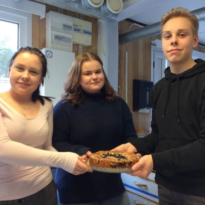 Iina Myyryläinen, Eve Pynnönen ja Aaron Hietaniemi tekivät rättänäkakun. He opiskelevat yhdeksännellä luokalla Rantakylän yhtenäiskoulussa Mikkelissä.