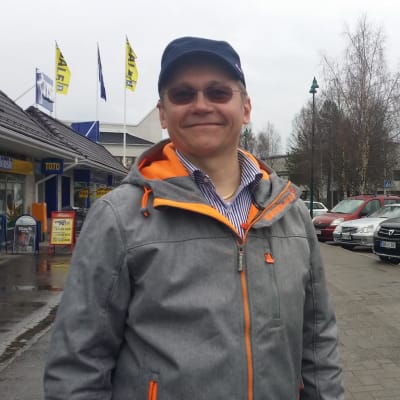 Kunnanvaltuutettu Pekka Heikkinen (kok.) ehdottaa, että Sodankylä hakisi kaupunkioikeuksia.