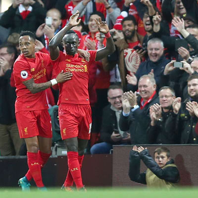 Sadio Mané (t.h.) och Nathaniel Clyne firar Liverpools första mål.
