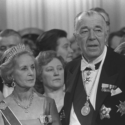Prinsessan Lilian och prins Bertil i presidentens slott 1977.