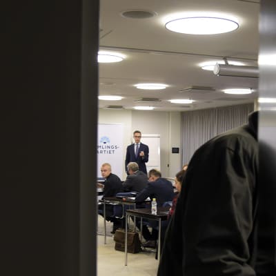 Alexander Stubb eduskunnassa 7. marraskuuta 2015, jossa Kokoomuksen eduskuntaryhmä kokoontui käsittelemään sote-kiistaa.