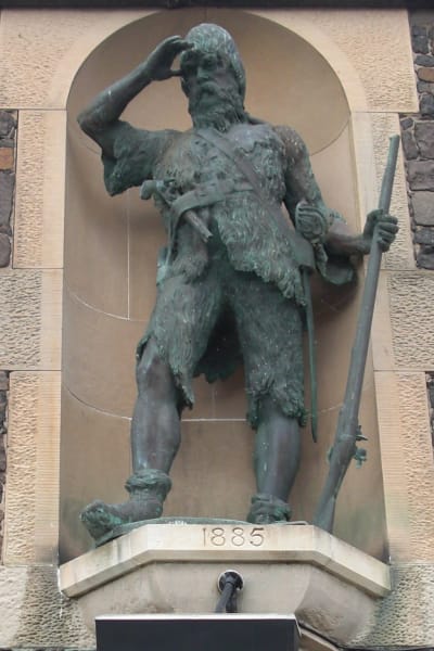 En staty som föreställer Alexander Selkirk.