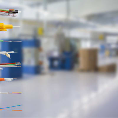 Fiberkablar mot en suddig bakgrund.