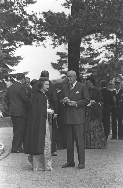 Presidentti  Urho Kekkosen vastaanotto Kultarannassa, kuningatar Elisabet II ja Urho Kekkonen  keskustelevat.