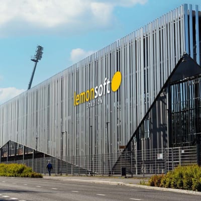 Stadion i Vasa, den stålgrå fasaden pryds av Lemonsofts logo.