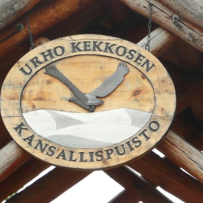 Urho Kekkosen kansallispuiston kyltti.