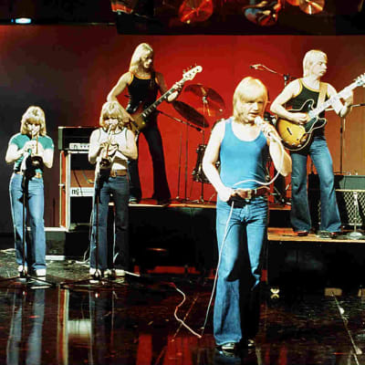 Petri & Pettersson Brass -yhtye esiintyy TV2:n "Iltatähti"-ohjelmassa. Petri Pettersson laulaa.
