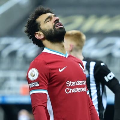Roberto Firmino och Mohamed Salah är besvikna i Liverpool.
