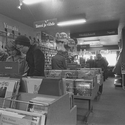 Ungdomar i skivbutik år 1976
