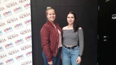 Jessica Sjöholm och Ida Wallin studerar på socionomlinjen vid Novia i Vasa.