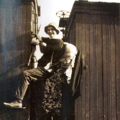 Ernest Hemingway kiipeämässä junan katolle vuonna 1916