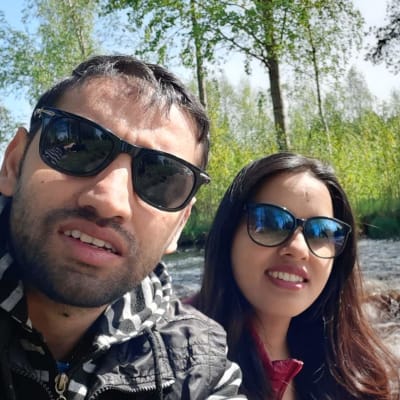 Pawan Aryal ja Suna Phuyal Aryal kosken rannalla.