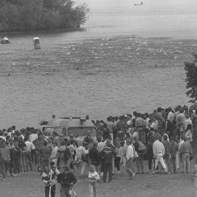 Triathlonin EM-kilpailut Joroisissa 1987. Uimarit vedessä, yleisöä rannalla.