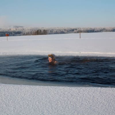 Ihminen ui avannossa Jyväskylän Tuomiojärvessä. 