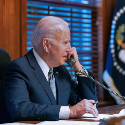 Joe Biden i ett telefonsamtal med Rysslands president Vladimir Putin den 30 december 2021.