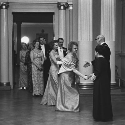 Presidentparet Urho och Sylvi Kekkonen hälsar på gäster i presidentens slott 1964.