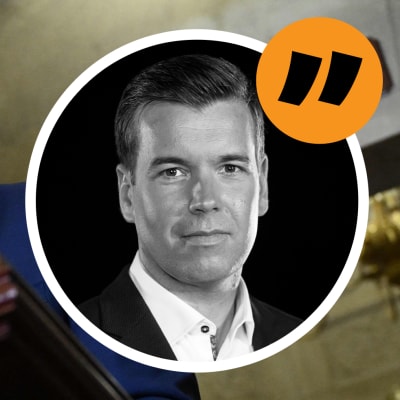 En bild på Kevin McCarthy som talar och en bild på Svenska Yles USA-korrespondent Daniel Olin. Bildmontage.