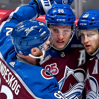 Colorados Mikko Rantanen och Nathas MacKinnon firar.