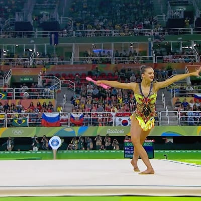 Rytminen kilpavoimistelija Katja Volkova tatamilla Rion olympialaisissa.