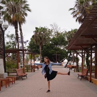 Jacintha Damström står på ett ben i en park i Lima, Peru.