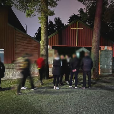 Surevia omaisia ja kavereita kokoontui Talvisalon kappeliin suremaan kolarissa menehtyneitä nuoria.