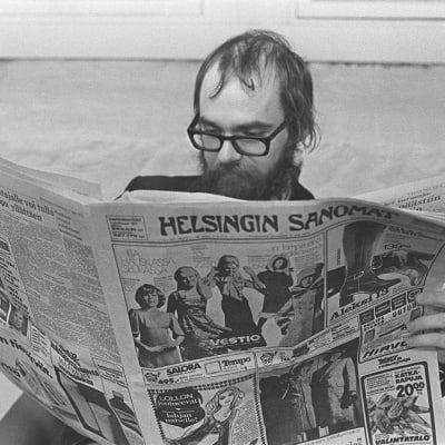 Mies lukee Helsingin Sanomia 1970-luvun alussa.