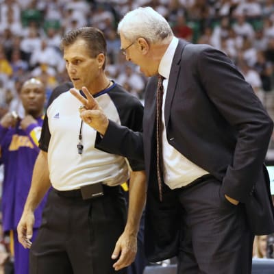 Erotuomari Greg Willard ja Los Angeles Lakersin päävalmentaja Phil Jackson käyvät neuvonpitoa.
