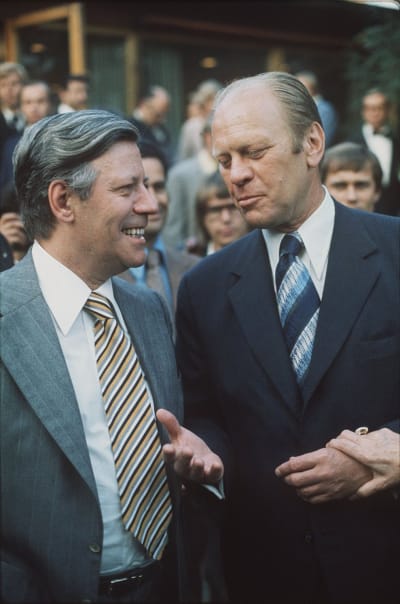 ETYK III. Euroopan turvallisuus- ja yhteistyökokouksen päätösvaiheen kokous Helsingissä 1975. Tapaaminen Yhdysvaltojen suurlähetystön puutarhassa. Saksan liittotasavallan liittokansleri Helmut Schmidt ja Yhdysvaltojen presidentti Gerald Ford.