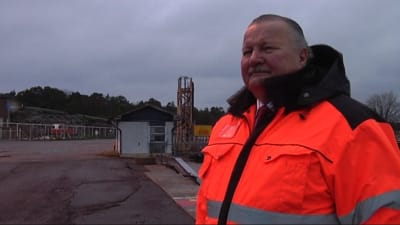 Hamndirektör Paavo Lyytikäinen står längst ute på Finlands södraste spets, Tulludden i frihamnen.