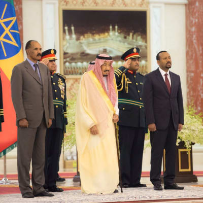 Saudiarabiens Kung Salman bin Abdulaziz Al Saud (i mitten) var också närvarande när Eritreas president Isaias Afwerki (till vänster)  och Etiopiens premiärminister Abiy Ahmed (till höger) undertecknade ett fredsavtal i Jeddah