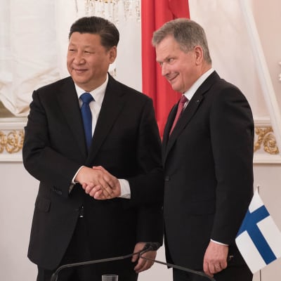 Kiinan presidentti Xi Jinping ja Sauli Niinistö kättelevät