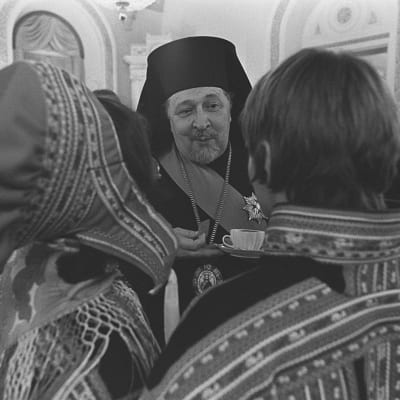 Ärkebiskopen på självständighetsmottagningen i slottet 1975.