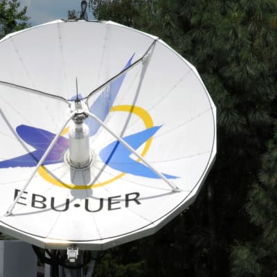 En satellittallrik på taket av EBU:s huvudbyggnad i Geneve.