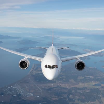 Qantasin Boeing 787 -lentokone ilmassa edestäpäin kuvattuna. 