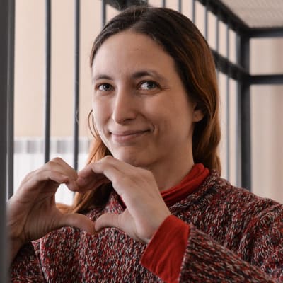 Saša Skotšilenko tekee sydänmerkin käsillään.
